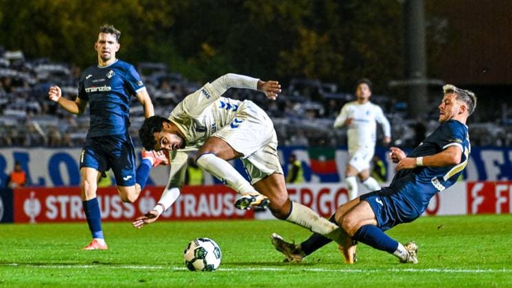 GER, DFB Pokal, FV Illertissen vs 1. FC Magdeburg 29.10.2025, Voehlinstadion, Illertissen, GER, DFB Pokal, FV Illertissen vs 1. FC Magdeburg, im Bild Yannick Glessing (Illertissen, 7) trennt Rayan Ghrieb (Magdeburg, 29) fair vom Ball