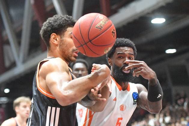Mark Smith (ratiopharm ulm) li. und Corey Davis Jr. (NINERS Chemnitz) re. GER, NINERS Chemnitz vs. ratiopharm ulm, Basketball, BKT EuroCup, 5. Spieltag, Saison 2025 2026, 29.10.2025 GER, NINERS Chemnitz vs. ratiopharm ulm, Basketball, BKT EuroCup, 5. Spieltag, Saison 2025 2026, 29.10.2025 Chemnitz Copyright: xEibner-Pressefoto BertxHarzerx EP_BHR