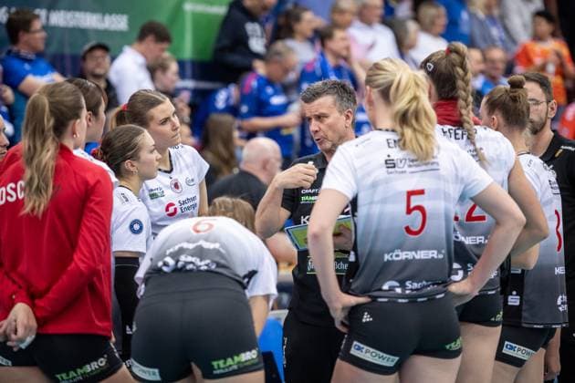 Alexander Waibl (Trainer Dresdner SC) - Ansprache an das Team, Auszeit GER, Allianz MTV Stuttgart - Dresdner SC, Volleyball Bundesliga, VBL, Spielzeit 2025 2026, 29.10.2025 GER, Allianz MTV Stuttgart - Dresdner SC, Volleyball Bundesliga, VBL, Spielzeit 2025 2026, 29.10.2025 Stuttgart Copyright: xSandyxDinkelackerx EP_SDR