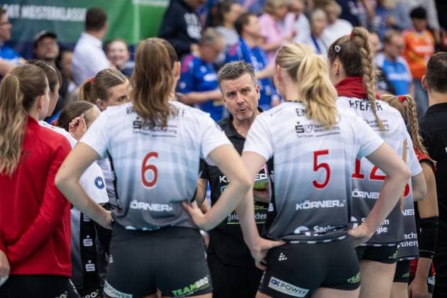 Alexander Waibl (Trainer Dresdner SC) - Ansprache an das Team, Auszeit GER, Allianz MTV Stuttgart - Dresdner SC, Volleyball Bundesliga, VBL, Spielzeit 2025 2026, 29.10.2025 GER, Allianz MTV Stuttgart - Dresdner SC, Volleyball Bundesliga, VBL, Spielzeit 2025 2026, 29.10.2025 Stuttgart Copyright: xSandyxDinkelackerx EP_SDR