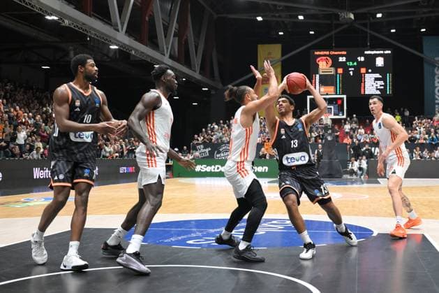 Zweikampf zwischen Kaza Kajami-Keane (NINERS Chemnitz) Mitte, li. und Mark Smith (ratiopharm ulm) Mitte, re. GER, NINERS Chemnitz vs. ratiopharm ulm, Basketball, BKT EuroCup, 5. Spieltag, Saison 2025 2026, 29.10.2025 GER, NINERS Chemnitz vs. ratiopharm ulm, Basketball, BKT EuroCup, 5. Spieltag, Saison 2025 2026, 29.10.2025 Chemnitz Copyright: xEibner-Pressefoto BertxHarzerx EP_BHR