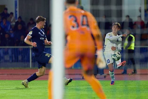 Noah Pesch (1. FC Magdeburg, 10) Flankeankt ohne Behinderung durch Maximilian Neuberger (FV Illertissen, 38) GER, FV Illertissen 1921 e.V. vs 1. FC Magdeburg, Fussball, Herren DFB Pokal, 2. Runde, Saison 2025 2026, 29.10.2025 GER, FV Illertissen 1921 e.V. vs 1. FC Magdeburg, Fussball, Herren DFB Pokal, 2. Runde, Saison 2025 2026, 29.10.2025 Illertissen Copyright: xEibner-Pressefoto GeraldxOelze-dexStoppanyx EP_ODS