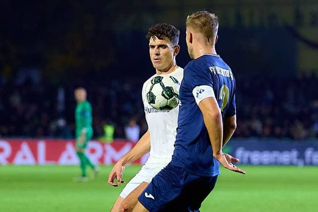 Zweikampf, Duell zwischen und Max Zeller (FV Illertissen, 02) GER, FV Illertissen 1921 e.V. vs 1. FC Magdeburg, Fussball, Herren DFB Pokal, 2. Runde, Saison 2025 2026, 29.10.2025 GER, FV Illertissen 1921 e.V. vs 1. FC Magdeburg, Fussball, Herren DFB Pokal, 2. Runde, Saison 2025 2026, 29.10.2025 Illertissen Copyright: xEibner-Pressefoto GeraldxOelze-dexStoppanyx EP_ODS