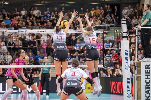 Dresdner Block aus (Dresdner SC, 13) und Marta Kamelija Levinska (Dresdner SC, 15) steht. Dahinter noch SC, 04) GER, Allianz MTV Stuttgart - Dresdner SC, Volleyball Bundesliga, VBL, Spielzeit 2025 2026, 29.10.2025 GER, Allianz MTV Stuttgart - Dresdner SC, Volleyball Bundesliga, VBL, Spielzeit 2025 2026, 29.10.2025 Stuttgart Copyright: xSandyxDinkelackerx EP_SDR