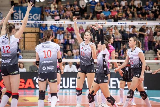 Florentine Rosemann (Dresdner SC, 13) - freut sich mit Team, Jubelmomente gab es auch GER, Allianz MTV Stuttgart - Dresdner SC, Volleyball Bundesliga, VBL, Spielzeit 2025 2026, 29.10.2025 GER, Allianz MTV Stuttgart - Dresdner SC, Volleyball Bundesliga, VBL, Spielzeit 2025 2026, 29.10.2025 Stuttgart Copyright: xSandyxDinkelackerx EP_SDR