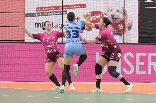 Sabrina Troester (TusSies Metzingen, 07) und Gabriela Clausson Bitolo (TusSies Metzingen, 22) gegen Lucie-Marie Kretzschmar (HSG Bensheim Auerbach, 33) TusSies Metzingen vs. HSG Bensheim Auerbach, Handball, Alsco HBF, 5.Ligaspieltag, Saison 2025 2026, 29.10.2025 TusSies Metzingen vs. HSG Bensheim Auerbach, Handball, Alsco HBF, 5.Ligaspieltag, Saison 2025 2026, 29.10.2025 Tuebingen Copyright: xEibner-Pressefoto TobiasxBaurx EP_TBR