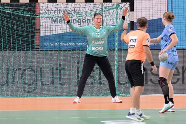 Marie Kristin Weiss (TusSies Metzingen, 12) im Tor gegen Nina Engel (HSG Bensheim Auerbach, 06) TusSies Metzingen vs. HSG Bensheim Auerbach, Handball, Alsco HBF, 5.Ligaspieltag, Saison 2025 2026, 29.10.2025 TusSies Metzingen vs. HSG Bensheim Auerbach, Handball, Alsco HBF, 5.Ligaspieltag, Saison 2025 2026, 29.10.2025 Tuebingen Copyright: xEibner-Pressefoto TobiasxBaurx EP_TBR