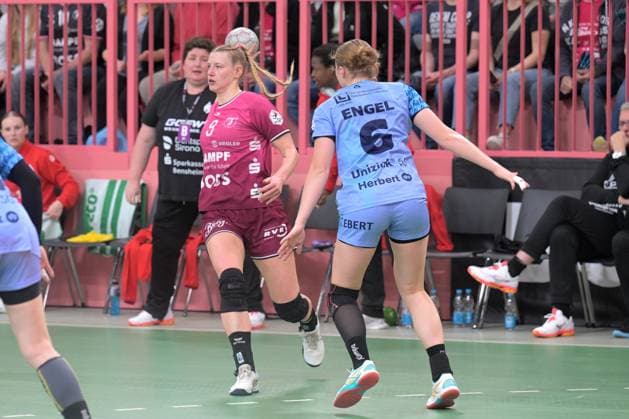 Naina Klein (TusSies Metzingen, 09) gegen Nina Engel (HSG Bensheim Auerbach, 06) TusSies Metzingen vs. HSG Bensheim Auerbach, Handball, Alsco HBF, 5.Ligaspieltag, Saison 2025 2026, 29.10.2025 TusSies Metzingen vs. HSG Bensheim Auerbach, Handball, Alsco HBF, 5.Ligaspieltag, Saison 2025 2026, 29.10.2025 Tuebingen Copyright: xEibner-Pressefoto TobiasxBaurx EP_TBR