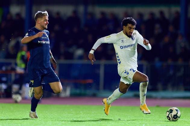 Rayan Ghrieb (1. FC Magdeburg, 29) laeuft Yannick Glessing (FV Illertissen, 07) davon GER, FV Illertissen 1921 e.V. vs 1. FC Magdeburg, Fussball, Herren DFB Pokal, 2. Runde, Saison 2025 2026, 29.10.2025 GER, FV Illertissen 1921 e.V. vs 1. FC Magdeburg, Fussball, Herren DFB Pokal, 2. Runde, Saison 2025 2026, 29.10.2025 Illertissen Copyright: xEibner-Pressefoto GeraldxOelze-dexStoppanyx EP_ODS