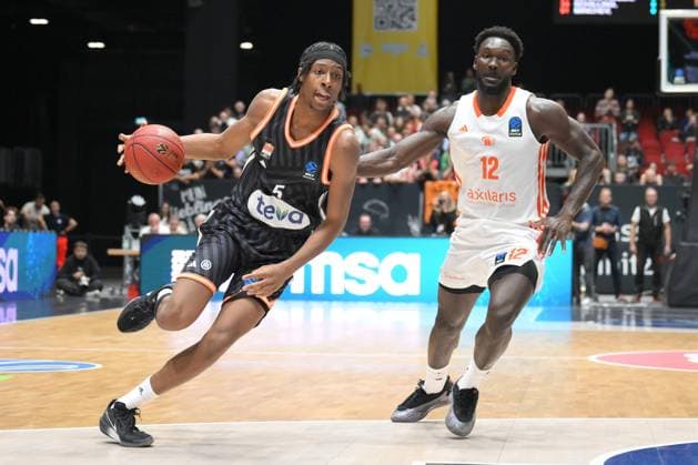 Zweikampf zwischen Mohamed Diakite (ratiopharm ulm) li. und Amadou Sow (NINERS Chemnitz) re. GER, NINERS Chemnitz vs. ratiopharm ulm, Basketball, BKT EuroCup, 5. Spieltag, Saison 2025 2026, 29.10.2025 GER, NINERS Chemnitz vs. ratiopharm ulm, Basketball, BKT EuroCup, 5. Spieltag, Saison 2025 2026, 29.10.2025 Chemnitz Copyright: xEibner-Pressefoto BertxHarzerx EP_BHR