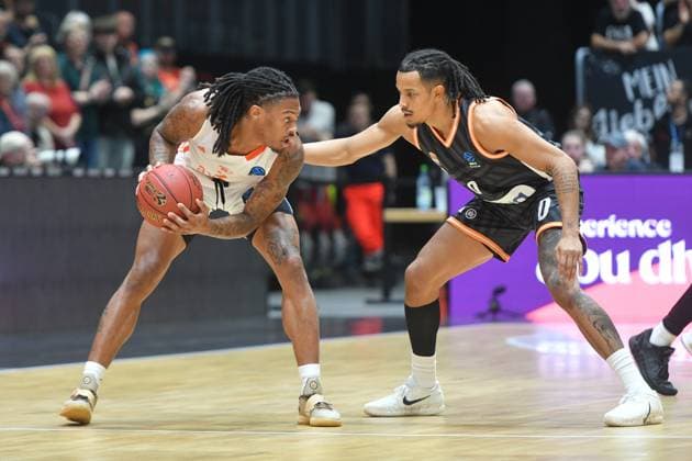 Nelson Weidemann (ratiopharm ulm) re. und Nike Sibande (NINERS Chemnitz) li. GER, NINERS Chemnitz vs. ratiopharm ulm, Basketball, BKT EuroCup, 5. Spieltag, Saison 2025 2026, 29.10.2025 GER, NINERS Chemnitz vs. ratiopharm ulm, Basketball, BKT EuroCup, 5. Spieltag, Saison 2025 2026, 29.10.2025 Chemnitz Copyright: xEibner-Pressefoto BertxHarzerx EP_BHR