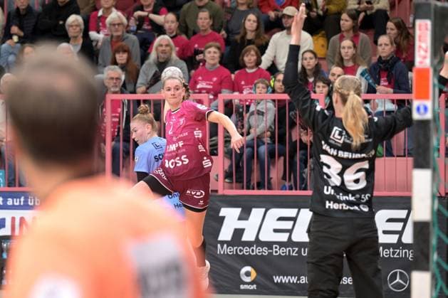 Selina Lindemann (TusSies Metzingen, 02) gegen Helen van Beurden (HSG Bensheim Auerbach, 36) TusSies Metzingen vs. HSG Bensheim Auerbach, Handball, Alsco HBF, 5.Ligaspieltag, Saison 2025 2026, 29.10.2025 TusSies Metzingen vs. HSG Bensheim Auerbach, Handball, Alsco HBF, 5.Ligaspieltag, Saison 2025 2026, 29.10.2025 Tuebingen Copyright: xEibner-Pressefoto TobiasxBaurx EP_TBR