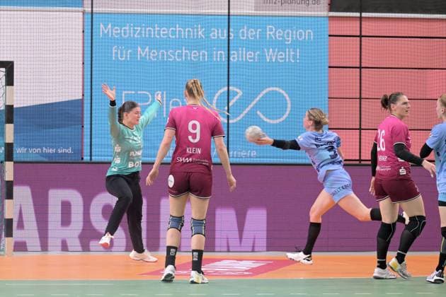 Marie Kristin Weiss (TusSies Metzingen, 12) im Tor gegen Amelie Berger (HSG Bensheim Auerbach, 03) TusSies Metzingen vs. HSG Bensheim Auerbach, Handball, Alsco HBF, 5.Ligaspieltag, Saison 2025 2026, 29.10.2025 TusSies Metzingen vs. HSG Bensheim Auerbach, Handball, Alsco HBF, 5.Ligaspieltag, Saison 2025 2026, 29.10.2025 Tuebingen Copyright: xEibner-Pressefoto TobiasxBaurx EP_TBR