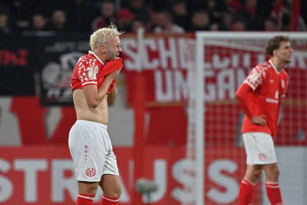 Benedict HOLLERBACH (1.FSV Mainz 05), nach Spielende, Enttaeuschung,Frust,enttaeuscht, frustriert,niedergeschlagen, Fussball DFB Pokal , 2.Runde 1.FSV Mainz 05 - VfB Stuttgart 2-0 am 29.10..2025 , MEWA ARENA Saison 2025 2026,