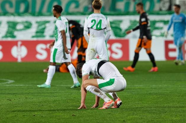 Niedergeschlagenheit, Enttaeuschung bei Marco John 24 (Spvgg Greuther Fuerth) und Mitspielern nach der Heimniederlage, SpVgg Greuther Fuerth vs. 1. FC Kaiserslautern, Fussball, Maenner, DFL, DFB-Pokal, Saison 2025 2026, Sportpark Ronhof Thomas Sommer, Zweite Runde, 29.10.2025 Fuerth Bayern Deutschland