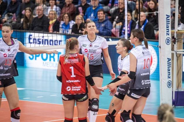 Marta Kamelija Levinska (Dresdner SC, 15) und Team, Enttaeuschte Gesichter beim Team des Dresdner SC GER, Allianz MTV Stuttgart - Dresdner SC, Volleyball Bundesliga, VBL, Spielzeit 2025 2026, 29.10.2025 GER, Allianz MTV Stuttgart - Dresdner SC, Volleyball Bundesliga, VBL, Spielzeit 2025 2026, 29.10.2025 Stuttgart Copyright: xSandyxDinkelackerx EP_SDR