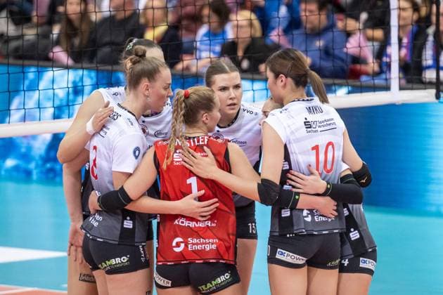 Marta Kamelija Levinska (Dresdner SC, 15) und Team, Enttaeuschte Gesichter beim Team des Dresdner SC GER, Allianz MTV Stuttgart - Dresdner SC, Volleyball Bundesliga, VBL, Spielzeit 2025 2026, 29.10.2025 GER, Allianz MTV Stuttgart - Dresdner SC, Volleyball Bundesliga, VBL, Spielzeit 2025 2026, 29.10.2025 Stuttgart Copyright: xSandyxDinkelackerx EP_SDR