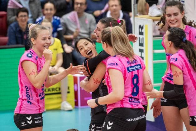 Yurika Bamba (Allianz MTV Stuttgart, 04) mit Team -Jubel mit Team nach Heimsieg gegen den DSC GER, Allianz MTV Stuttgart - Dresdner SC, Volleyball Bundesliga, VBL, Spielzeit 2025 2026, 29.10.2025 GER, Allianz MTV Stuttgart - Dresdner SC, Volleyball Bundesliga, VBL, Spielzeit 2025 2026, 29.10.2025 Stuttgart Copyright: xSandyxDinkelackerx EP_SDR