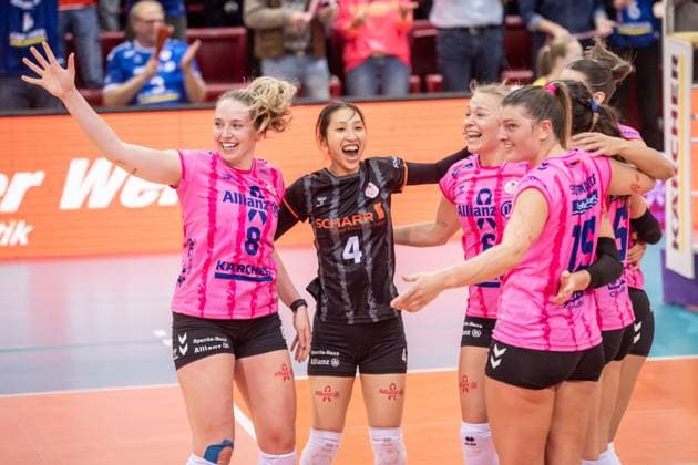 Eleanor Holthaus (Allianz MTV Stuttgart, 08) und Yurika Bamba (Allianz MTV Stuttgart, 04) mit Team -Jubel mit Team nach Heimsieg gegen den DSC GER, Allianz MTV Stuttgart - Dresdner SC, Volleyball Bundesliga, VBL, Spielzeit 2025 2026, 29.10.2025 GER, Allianz MTV Stuttgart - Dresdner SC, Volleyball Bundesliga, VBL, Spielzeit 2025 2026, 29.10.2025 Stuttgart Copyright: xSandyxDinkelackerx EP_SDR