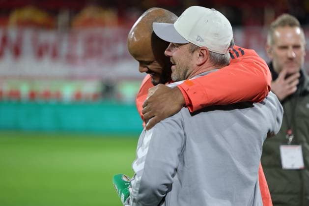 GER, DFB Pokal, 2.Runde, 1. FC Koeln vs. FC Bayern Muenchen 29.10.2025, Rheinenergiestadion, , Koeln, GER, DFB Pokal, 2.Runde, 1. FC Koeln vs. FC Bayern Muenchen, im Bild: Vincent Kompany Trainer Headcoach (Bayern Muenchen), und Lukasz Kwasniok Trainer Headcoach (1.FC Koeln), begruessen sich sehr herzlich