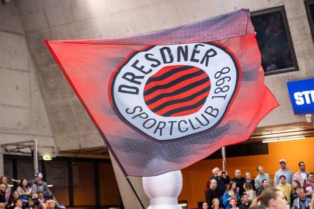 Fahne mit Logo des Dresdner SC weht in der Scharrena GER, Allianz MTV Stuttgart - Dresdner SC, Volleyball Bundesliga, VBL, Spielzeit 2025 2026, 29.10.2025 GER, Allianz MTV Stuttgart - Dresdner SC, Volleyball Bundesliga, VBL, Spielzeit 2025 2026, 29.10.2025 Stuttgart Copyright: xSandyxDinkelackerx EP_SDR