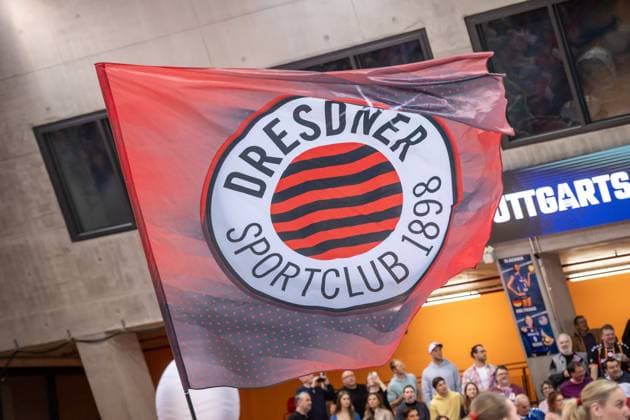 Fahne mit Logo des Dresdner SC weht in der Scharrena GER, Allianz MTV Stuttgart - Dresdner SC, Volleyball Bundesliga, VBL, Spielzeit 2025 2026, 29.10.2025 GER, Allianz MTV Stuttgart - Dresdner SC, Volleyball Bundesliga, VBL, Spielzeit 2025 2026, 29.10.2025 Stuttgart Copyright: xSandyxDinkelackerx EP_SDR