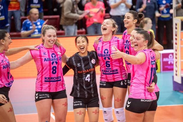 Eleanor Holthaus (Allianz MTV Stuttgart, 08), Yurika Bamba (Allianz MTV Stuttgart, 04), Antonia Stautz (Allianz MTV Stuttgart, 06) und Team freuen sich nach Âß:0 Sieg gegen den Dresdner SC GER, Allianz MTV Stuttgart - Dresdner SC, Volleyball Bundesliga, VBL, Spielzeit 2025 2026, 29.10.2025 GER, Allianz MTV Stuttgart - Dresdner SC, Volleyball Bundesliga, VBL, Spielzeit 2025 2026, 29.10.2025 Stuttgart Copyright: xSandyxDinkelackerx EP_SDR