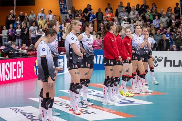 Sichtlich enttaeuschtes Team des Dresdner SC nach 0:3 Niederlage in Stuttgart GER, Allianz MTV Stuttgart - Dresdner SC, Volleyball Bundesliga, VBL, Spielzeit 2025 2026, 29.10.2025 GER, Allianz MTV Stuttgart - Dresdner SC, Volleyball Bundesliga, VBL, Spielzeit 2025 2026, 29.10.2025 Stuttgart Copyright: xSandyxDinkelackerx EP_SDR