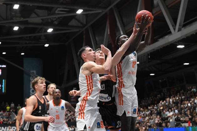 Amadou Sow (NINERS Chemnitz) am Ball, Diego Garavaglia (ratiopharm ulm) Mitte und Yordan Minchev (NINERS Chemnitz) Mitte, li. GER, NINERS Chemnitz vs. ratiopharm ulm, Basketball, BKT EuroCup, 5. Spieltag, Saison 2025 2026, 29.10.2025 GER, NINERS Chemnitz vs. ratiopharm ulm, Basketball, BKT EuroCup, 5. Spieltag, Saison 2025 2026, 29.10.2025 Chemnitz Copyright: xEibner-Pressefoto BertxHarzerx EP_BHR