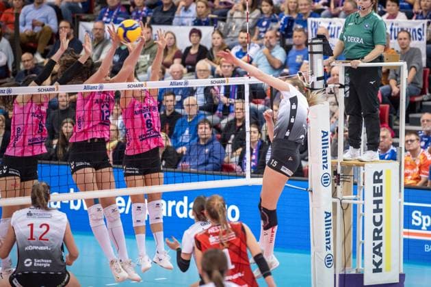 Marta Kamelija Levinska (Dresdner SC, 15) vs. Stuttgarter Block aus Lydia Grote (Allianz MTV Stuttgart, 05), Lucia Varela Gomez (Allianz MTV Stuttgart, 12) und Antonia Stautz (Allianz MTV Stuttgart, 06) GER, Allianz MTV Stuttgart - Dresdner SC, Volleyball Bundesliga, VBL, Spielzeit 2025 2026, 29.10.2025 GER, Allianz MTV Stuttgart - Dresdner SC, Volleyball Bundesliga, VBL, Spielzeit 2025 2026, 29.10.2025 Stuttgart Copyright: xSandyxDinkelackerx EP_SDR