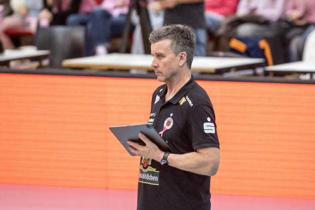 Alexander Waibl (Trainer Dresdner SC) - kritischer Blick GER, Allianz MTV Stuttgart - Dresdner SC, Volleyball Bundesliga, VBL, Spielzeit 2025 2026, 29.10.2025 GER, Allianz MTV Stuttgart - Dresdner SC, Volleyball Bundesliga, VBL, Spielzeit 2025 2026, 29.10.2025 Stuttgart Copyright: xSandyxDinkelackerx EP_SDR
