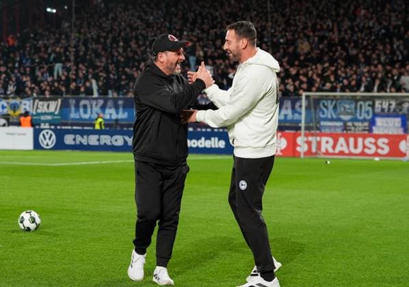 Steffen Baumgart (1. FC Union Berlin, Cheftrainer) und Frank Krampe (DSC Arminia Bielefeld, Cheftrainer) unterhalten sich vor dem Spiel. GER, 1. FC Union Berlin vs DSC Arminia Bielefeld, Fussball, DFB-Pokal, 2. Runde, Saison 2025 2026, 29.10.2025 DFL REGULATIONS PROHIBIT ANY USE OF PHOTOGRAPHS AS IMAGE SEQUENCES AND OR QUASI-VIDEO GER, 1. FC Union Berlin vs DSC Arminia Bielefeld, Fussball, DFB-Pokal, 2. Runde, Saison 2025 2026, 29.10.2025 Berlin Copyright: xEibner-Pressefoto ScottxColemanx EP_SCN