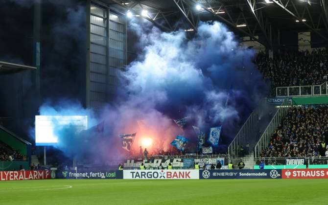 29.10.2025, xdcx, Fussball DFB-Pokal 2. Runde, SV Darmstadt 98 - FC Schalke 04, emonline, emspor, despor, v.l., Schalke-Fans zünden Pyrotechnik, Pyro, Rauch, Feuer, Bengalos, Rauchbomben, pirotecnica, fumo, fuoco, Wunderkerzen DFL DFB REGULATIONS PROHIBIT ANY USE OF PHOTOGRAPHS AS IMAGE SEQUENCES AND OR QUASI-VIDEO. Copyright: HMBxMedia Claus