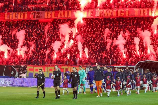 Mannschaften kommen aufs Feld mit Pyrotechnik im Hintergrund , Schweiz, Fussball, Super League, 11.Spieltag, 2025 2026, FC Basel 1893 vs. FC Zürich, 29.10.2025, Sankt Jakob Park, Basel, Schweiz Basel Sankt Jakob Park Kanton Basel Stadt Schweiz Copyright: xGrantxHubbsx