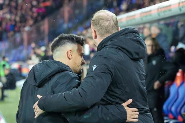 Dennis Hediger (FC Zürich, Interimstrainer) und Ludovic Magnin (FC Basel, Trainer) vor Spielbeginn , Schweiz, Fussball, Super League, 11.Spieltag, 2025 2026, FC Basel 1893 vs. FC Zürich, 29.10.2025, Sankt Jakob Park, Basel, Schweiz Basel Sankt Jakob Park Kanton Basel Stadt Schweiz Copyright: xGrantxHubbsx