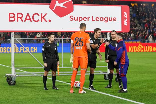 Yanick Brecher (FC Zürich, 25) und Xherdan Shaqiri (FC Basel, 10) bei der Platzwahl , Schweiz, Fussball, Super League, 11.Spieltag, 2025 2026, FC Basel 1893 vs. FC Zürich, 29.10.2025, Sankt Jakob Park, Basel, Schweiz Basel Sankt Jakob Park Kanton Basel Stadt Schweiz Copyright: xGrantxHubbsx
