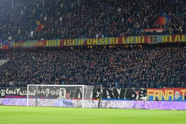 Fanblock FC Basel vor Spielbeginn, vor Pyrotechnik , Schweiz, Fussball, Super League, 11.Spieltag, 2025 2026, FC Basel 1893 vs. FC Zürich, 29.10.2025, Sankt Jakob Park, Basel, Schweiz Basel Sankt Jakob Park Kanton Basel Stadt Schweiz Copyright: xGrantxHubbsx