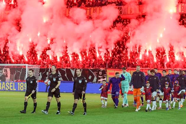 Mannschaften kommen aufs Feld mit Pyrotechnik im Hintergrund , Schweiz, Fussball, Super League, 11.Spieltag, 2025 2026, FC Basel 1893 vs. FC Zürich, 29.10.2025, Sankt Jakob Park, Basel, Schweiz Basel Sankt Jakob Park Kanton Basel Stadt Schweiz Copyright: xGrantxHubbsx
