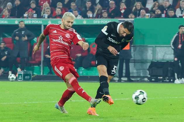 Vincenzo Grifo (SC Freiburg) erzielt mit diesem Schuss das Tor zum 0:2, DFB-Pokal, Fortuna Duesseldorf v SC Freiburg, Merkur Spiel Arena am 29. October 2025 in Duesseldorf, Deutschland. (Foto von Marco Steinbrenner DeFodi Images) Vincenzo Grifo (SC Freiburg) scores the goal to make it 0-2 with this shot, DFB-Pokal, Fortuna Duesseldorf v SC Freiburg, Merkur Spiel Arena, October 29, 2025 in Duesseldorf, Germany. (Photo by Marco Steinbrenner DeFodi Images) DFB DFL REGULATIONS PROHIBIT ANY USE OF PHOTOGRAPHS AS IMAGE SEQUENCES AND OR QUASI-VIDEO. Vincenzo Grifo SC Freiburg scores the goal to make it 0 2 with this shot, DFB Pokal, Fortuna Duesseldorf v SC Freiburg, Merkur Spiel Arena, October 29, 2025 in Duesseldorf, Germany Photo by Marco Steinbrenner DeFodi Images Vincenzo Grifo SC Freiburg scores the goal to make it 0 2 with this shot, DFB Pokal, Fortuna Duesseldorf v SC Freiburg, Merkur Spiel Arena, October 29, 2025 in Duesseldorf, Germany Photo by Marco Steinbrenner DeFodi Images DFB DFL REGULATIONS PROHIBIT ANY USE OF PHOTOGRAPHS AS IMAGE SEQUENCES AND OR QUASI VIDEO