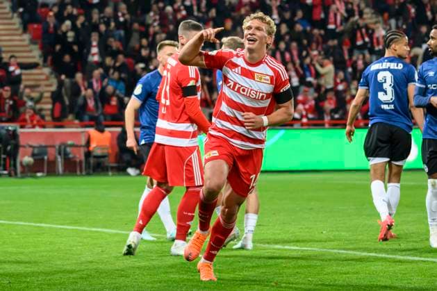 im Bild v.l.: Tor zum 1:0 durch Leopold Querfeld (1.FC Union), Tor, Treffer, Jubel, Torjubel, Freude, Begeisterung, feiert, GER, Berlin, 1. FC Union Berlin vs. Arminia Bielefeld - (DFB Pokal), Bundesliga, Fussball, DFB, Spielzeit 2025 2026, Alte Foersterei, DFB DFL REGULATIONS PROHIBIT ANY USE OF PHOTOGRAPHS AS IMAGE SEQUENCES AND OR QUASI-VIDEO, 29.10.25, Copyright: HMBxMedia UwexKoch
