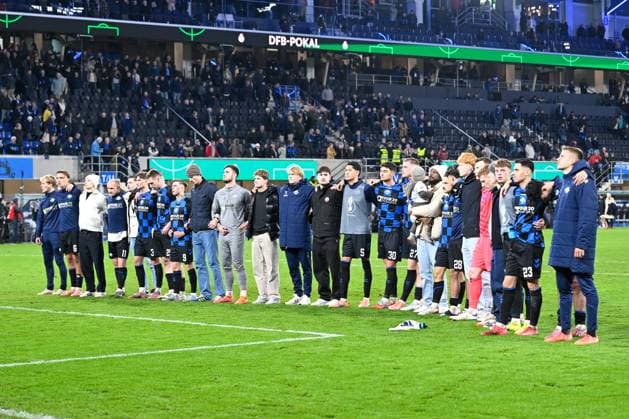 Paderborn, Home Deluxe Arena, 29.10.25, GER, Herren, DFB-Pokal, 2.Runde, Saison 2025-2026, SC Paderborn 07 - Bayer 04 Leverkusen Bild: Spieler aus Paderborn unzufrieden, enttaeuscht, niedergeschlagen, frustriert, traurig vor Fankurve, Fans, Fanblock DFB regulations prohibit any use of photographs as image sequences and or quasi-video. Nordrhein-Westfalen Deutschland