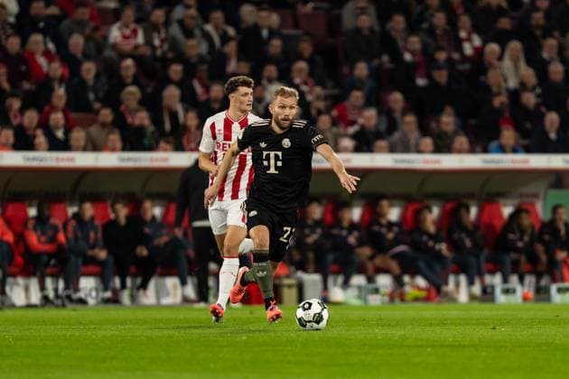 GER, DFB-Pokal 2. Runde, 1. FC Köln vs FC Bayern München Muenchen 29.10.2025, RheinEnergieSTADION, Köln, GER, DFB-Pokal 2. Runde, 1. FC Köln vs FC Bayern München Muenchen im Bild: Konrad Laimer (FC Bayern München Muenchen, 27) Einzelaktion, Ball am Fuss, Ganzkörper, ganzer Körper Im Hintergrund Eric Martel (1. FC Köln Koeln, 6)