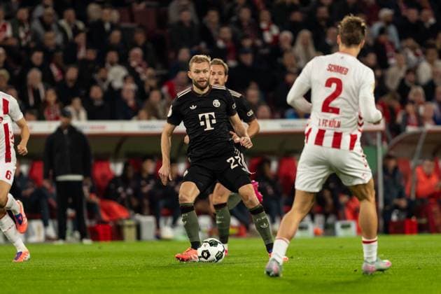 GER, DFB-Pokal 2. Runde, 1. FC Köln vs FC Bayern München Muenchen 29.10.2025, RheinEnergieSTADION, Köln, GER, DFB-Pokal 2. Runde, 1. FC Köln vs FC Bayern München Muenchen im Bild: Konrad Laimer (FC Bayern München Muenchen, 27) Einzelaktion, Ball am Fuss, Ganzkörper, ganzer Körper