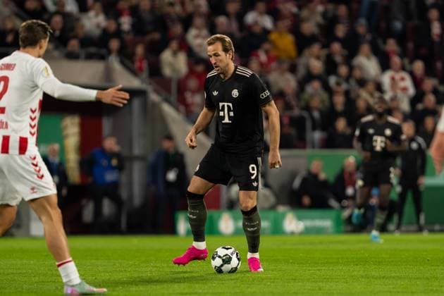 GER, DFB-Pokal 2. Runde, 1. FC Köln vs FC Bayern München Muenchen 29.10.2025, RheinEnergieSTADION, Köln, GER, DFB-Pokal 2. Runde, 1. FC Köln vs FC Bayern München Muenchen im Bild: Harry Kane (FC Bayern München Muenchen, 9) Einzelaktion, Ball am Fuss, Ganzkörper, ganzer Körper