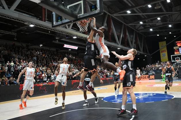 Tyron Brewer (NINERS Chemnitz) Mitte, Christopher Ledlum (ratiopharm ulm) li. und Mark Smith (ratiopharm ulm) re. GER, NINERS Chemnitz vs. ratiopharm ulm, Basketball, BKT EuroCup, 5. Spieltag, Saison 2025 2026, 29.10.2025 GER, NINERS Chemnitz vs. ratiopharm ulm, Basketball, BKT EuroCup, 5. Spieltag, Saison 2025 2026, 29.10.2025 Chemnitz Copyright: xEibner-Pressefoto BertxHarzerx EP_BHR