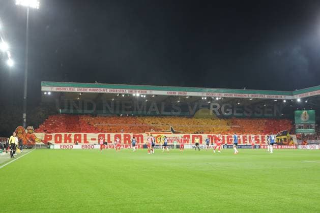 29.10.2025, xtgx, Fussball - DFB Pokal 2.Runde Union Berlin - Arminia Bielefeld emspor, v.l. Symbolfoto, Symbolbild, Symbol, Choreo, Spruchband, Fans, Zuschauer, Publikum Union Berlin (DFL DFB REGULATIONS PROHIBIT ANY USE OF PHOTOGRAPHS as IMAGE SEQUENCES and or QUASI-VIDEO) Berlin