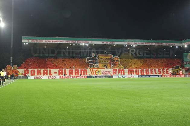 29.10.2025, xtgx, Fussball - DFB Pokal 2.Runde Union Berlin - Arminia Bielefeld emspor, v.l. Symbolfoto, Symbolbild, Symbol, Choreo, Spruchband, Fans, Zuschauer, Publikum Union Berlin (DFL DFB REGULATIONS PROHIBIT ANY USE OF PHOTOGRAPHS as IMAGE SEQUENCES and or QUASI-VIDEO) Berlin