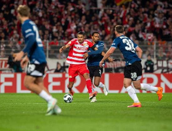 Fußball, Herren, Saison 2025 2026, DFB-Pokal (2. Runde), 1. FC Union Berlin - DSC Arminia Bielefeld, v. l. Tim Handwerker (Bielefeld), Danilho Doekhi (1. FC Union Berlin), Noah Sarenren Bazee (Bielefeld), Marius Wörl (Bielefeld), 29.10.2025, Copyright: xSebastianxRäppold MatthiasxKochx