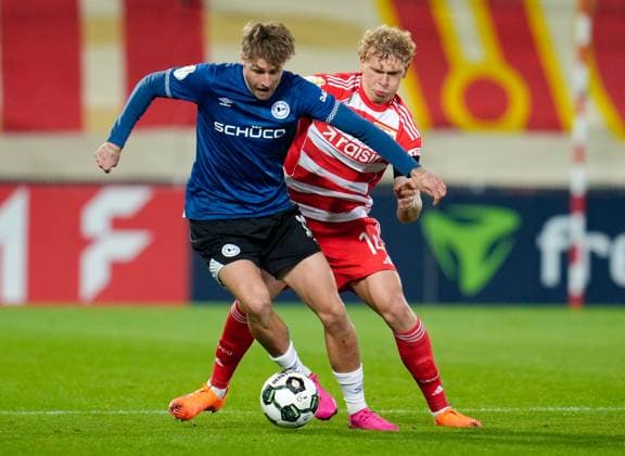 Joel Grodowski (DSC Arminia Bielefeld, 11) gegen Leopold Querfeld (1. FC Union Berlin, 14) GER, 1. FC Union Berlin vs DSC Arminia Bielefeld, Fussball, DFB-Pokal, 2. Runde, Saison 2025 2026, 29.10.2025 DFL REGULATIONS PROHIBIT ANY USE OF PHOTOGRAPHS AS IMAGE SEQUENCES AND OR QUASI-VIDEO GER, 1. FC Union Berlin vs DSC Arminia Bielefeld, Fussball, DFB-Pokal, 2. Runde, Saison 2025 2026, 29.10.2025 Berlin Copyright: xEibner-Pressefoto ScottxColemanx EP_SCN