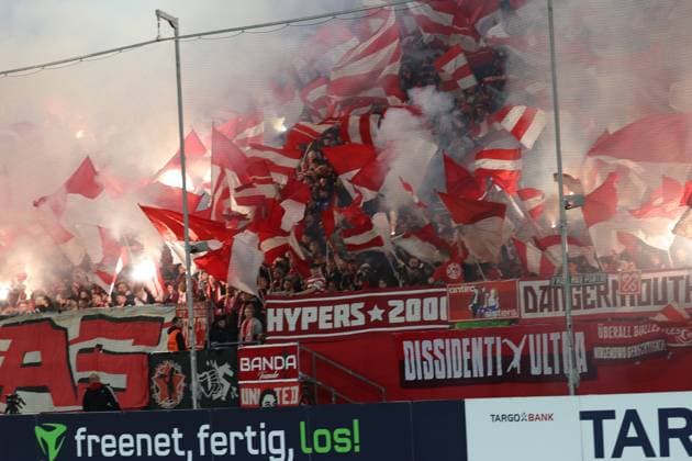 29.10.2025, xrekx, Fussball DFB Pokal 2.Runde, Fortuna Duesseldorf - SC Freiburg v.l. Fortuna Fans ,Stimmung, Schals, Trikot, Fahne, Banner, Ultras, Zuschauer, Besucher, Choreo, Choreografie, atmosphere, spectators, Visitors (DFL DFB REGULATIONS PROHIBIT ANY USE OF PHOTOGRAPHS as IMAGE SEQUENCES and or QUASI-VIDEO) Duesseldorf